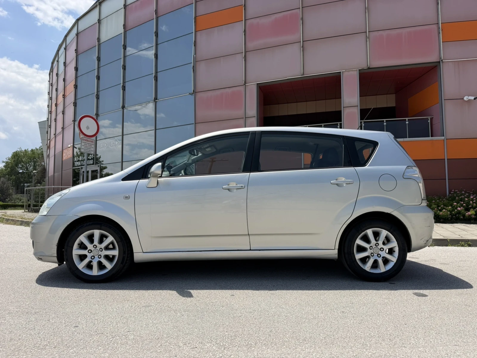 Toyota Corolla verso 2.2 D-4D, снимка 4 - Автомобили и джипове - 54839453