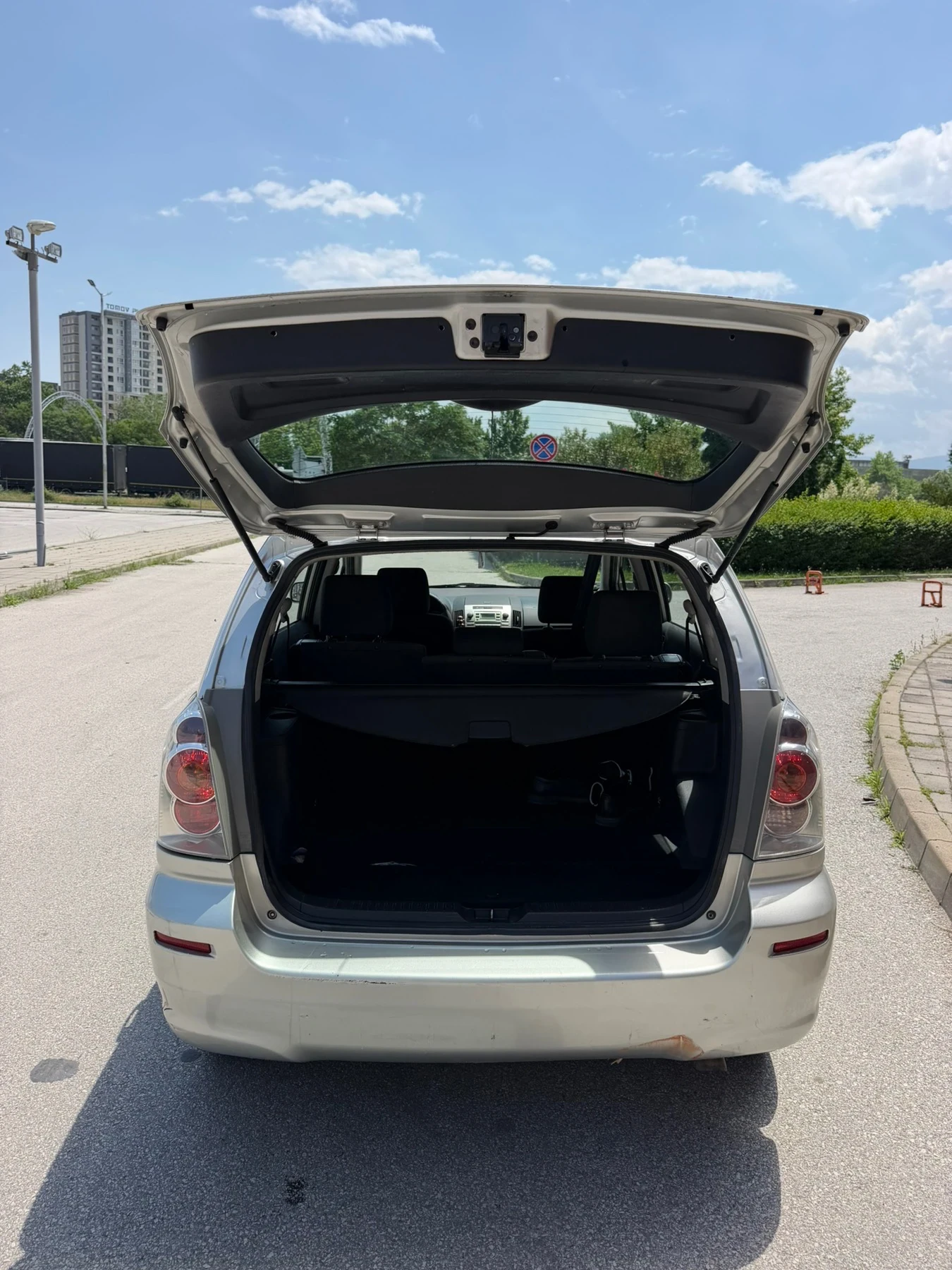 Toyota Corolla verso 2.2 D-4D, снимка 7 - Автомобили и джипове - 54839453