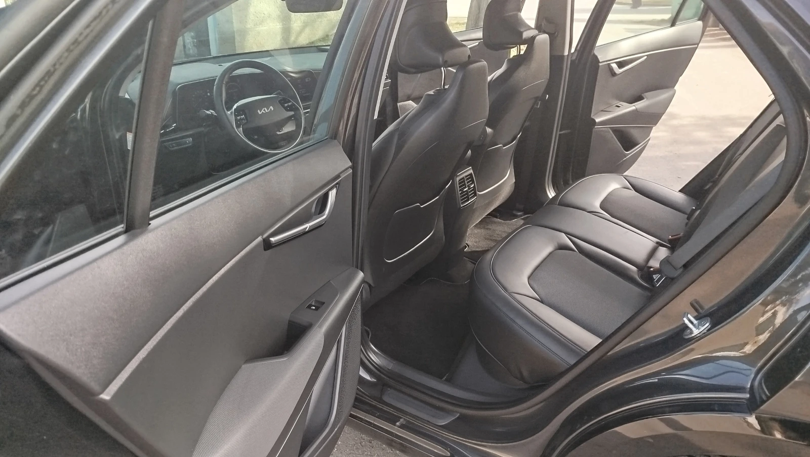 Kia Niro VSION * КОЖА * КАМЕРА * КАТО НОВА, снимка 12 - Автомобили и джипове - 53819367