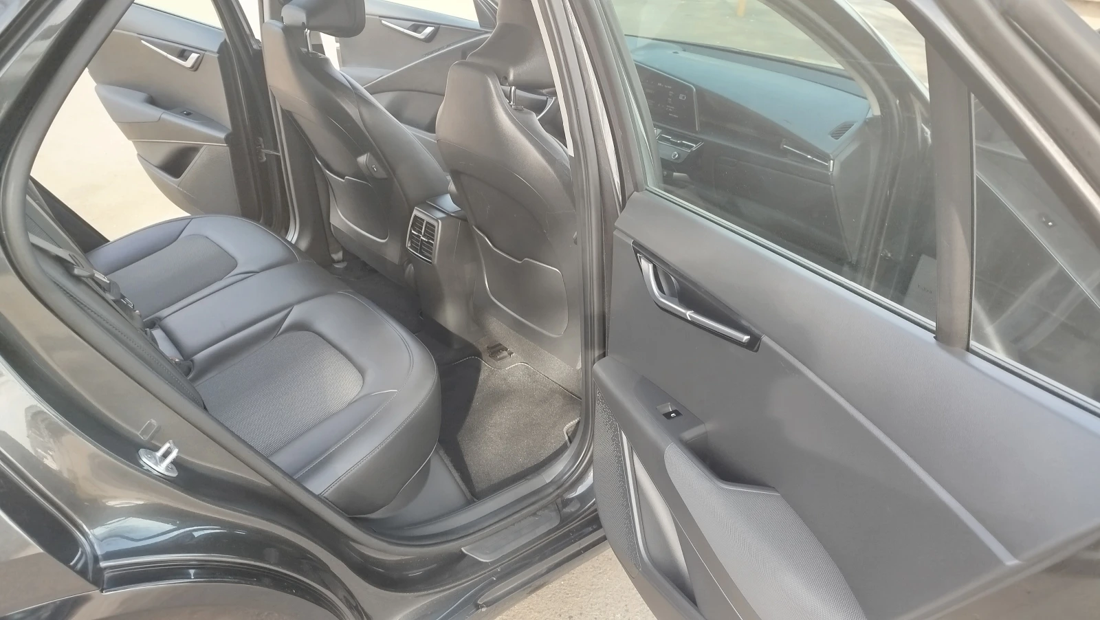 Kia Niro VSION * КОЖА * КАМЕРА * КАТО НОВА, снимка 14 - Автомобили и джипове - 53819367