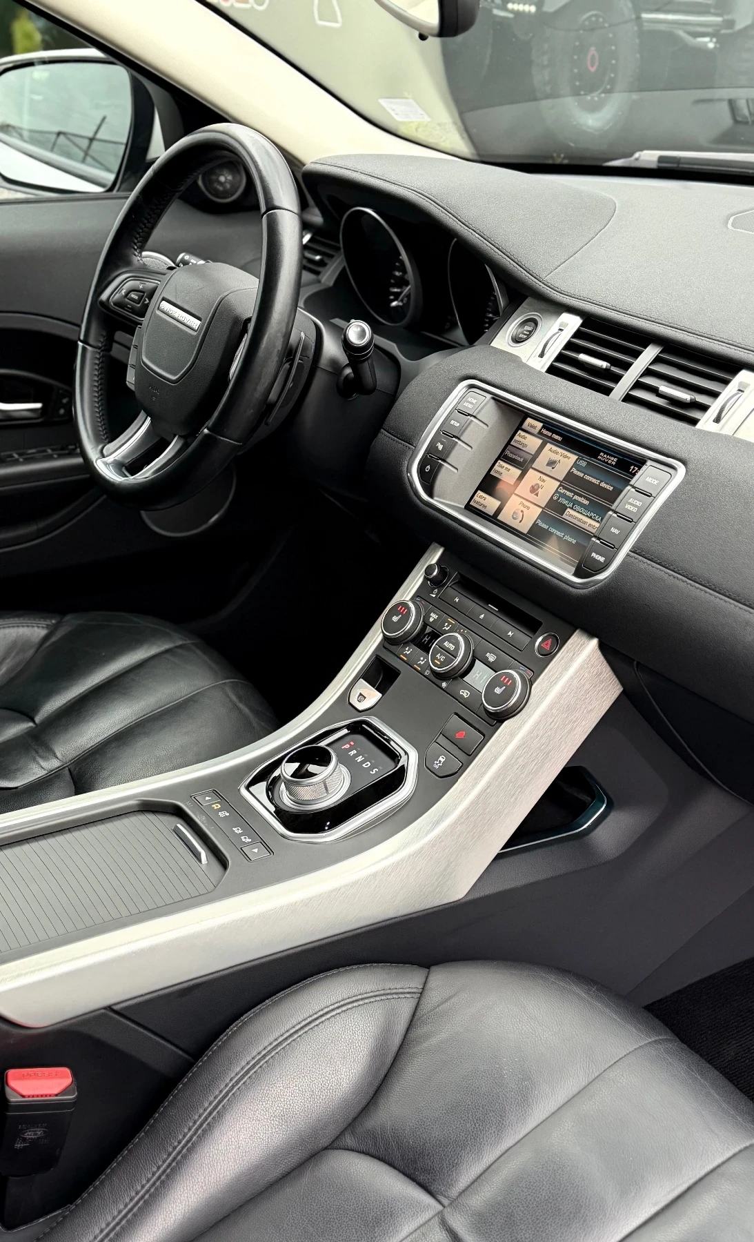 Land Rover Range Rover Evoque 2.0i* 241HP* 4X4* PANO* AUTOMAT* СОБСТВЕН ЛИЗИНГ, снимка 9 - Автомобили и джипове - 53906950