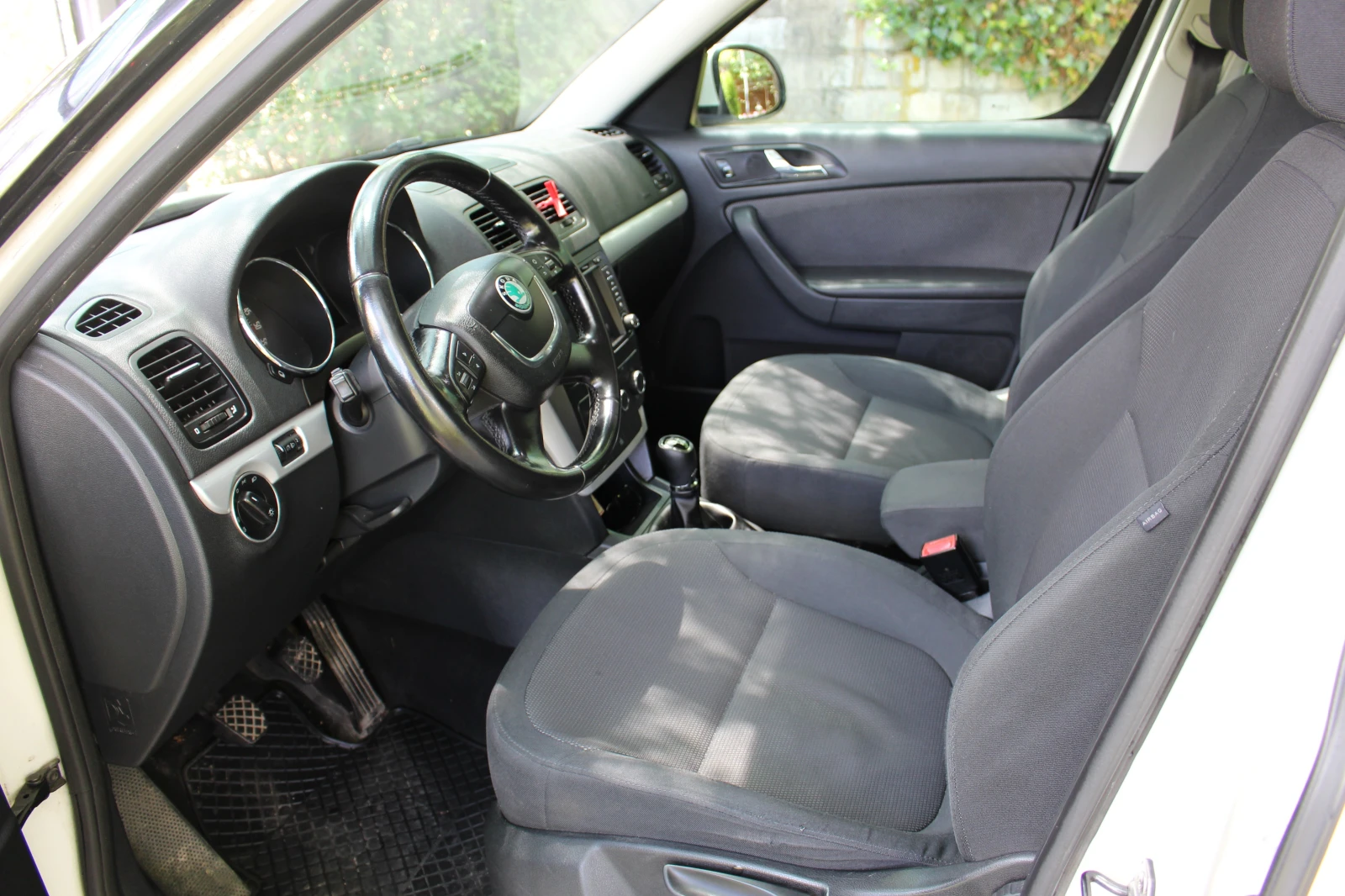 Skoda Yeti 2.0 TDI 4x4, снимка 12 - Автомобили и джипове - 54993641