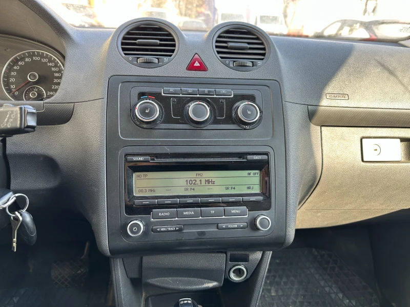 VW Caddy, снимка 10 - Автомобили и джипове - 49270037