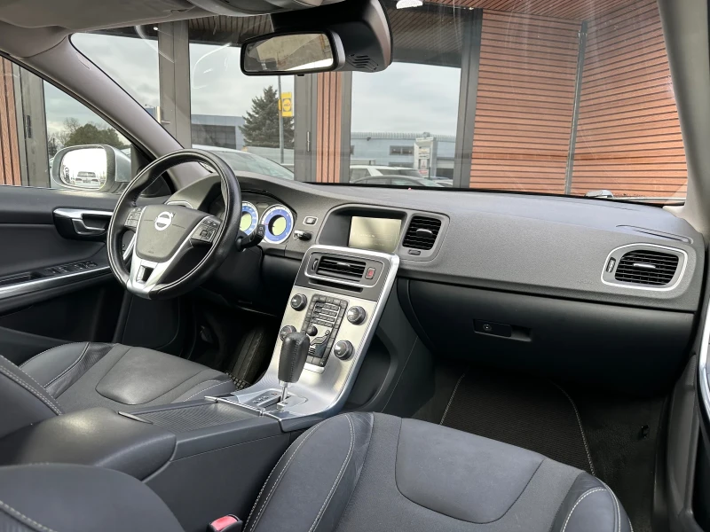 Volvo V60 2.0D R-Design , снимка 9 - Автомобили и джипове - 52712916