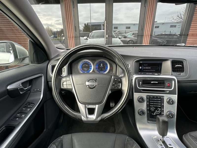 Volvo V60 2.0D R-Design , снимка 11 - Автомобили и джипове - 52712916