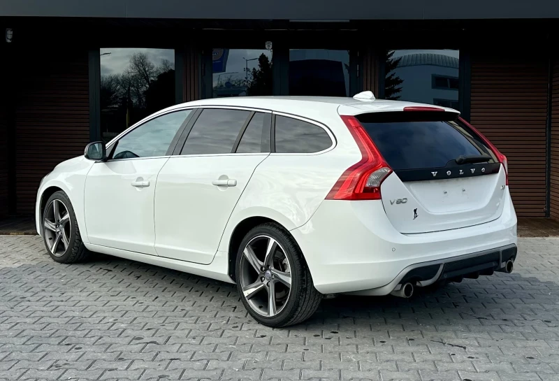 Volvo V60 2.0D R-Design , снимка 4 - Автомобили и джипове - 52712916