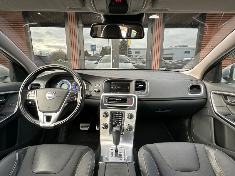 Volvo V60 2.0D R-Design , снимка 10 - Автомобили и джипове - 52712916