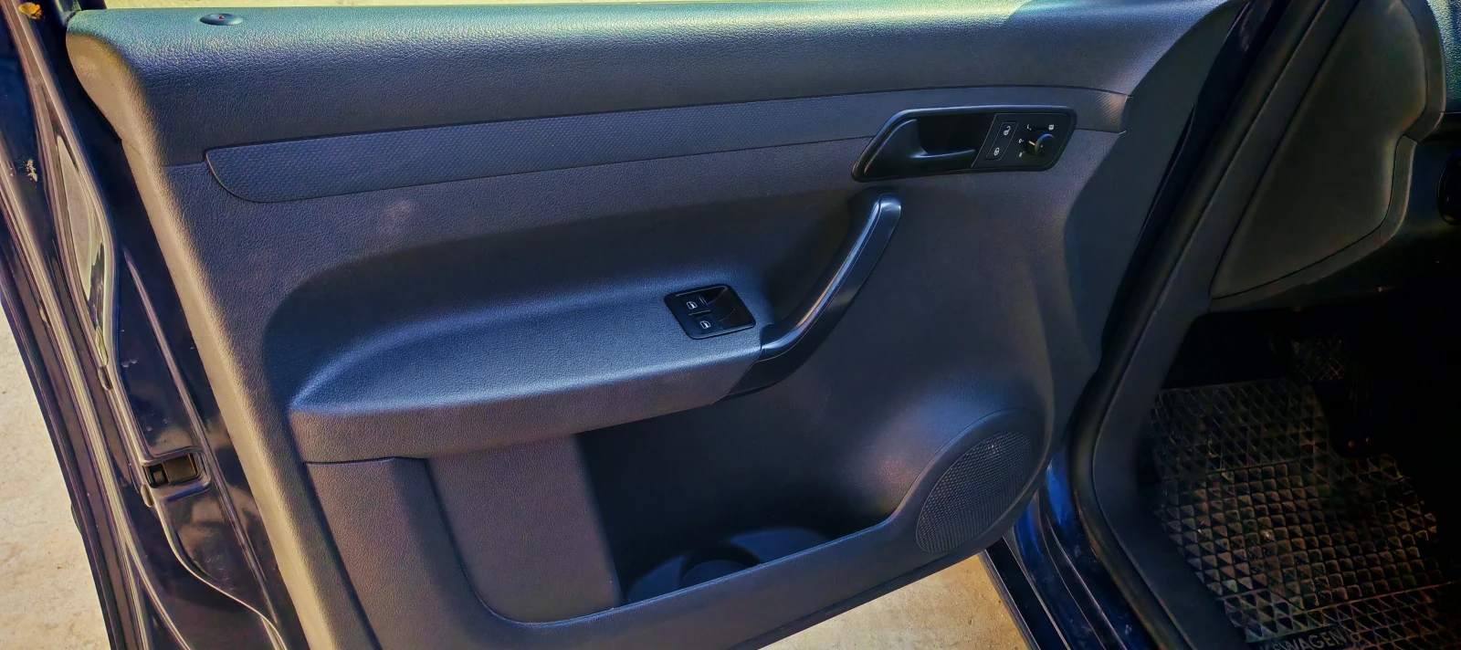 VW Caddy, снимка 8 - Автомобили и джипове - 49270037