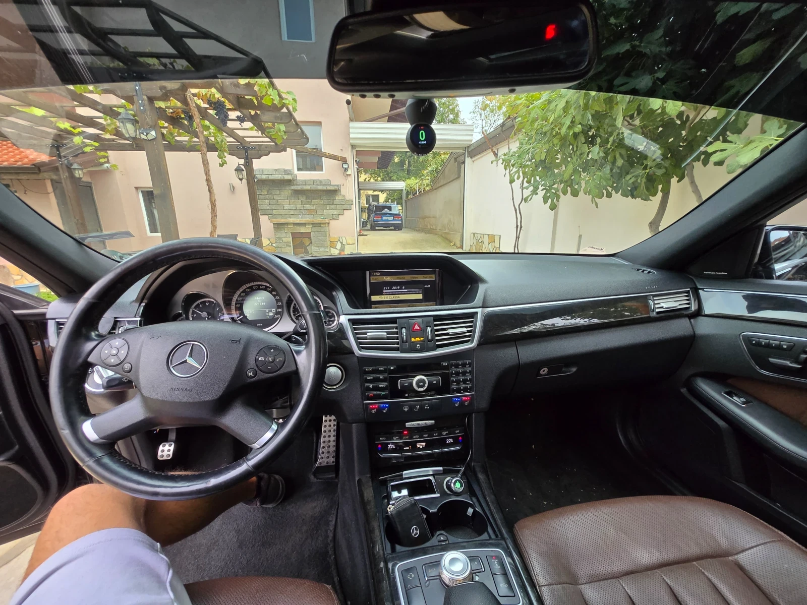 Mercedes-Benz E 500 W212 5.5 AMG 4matic  - изображение 3