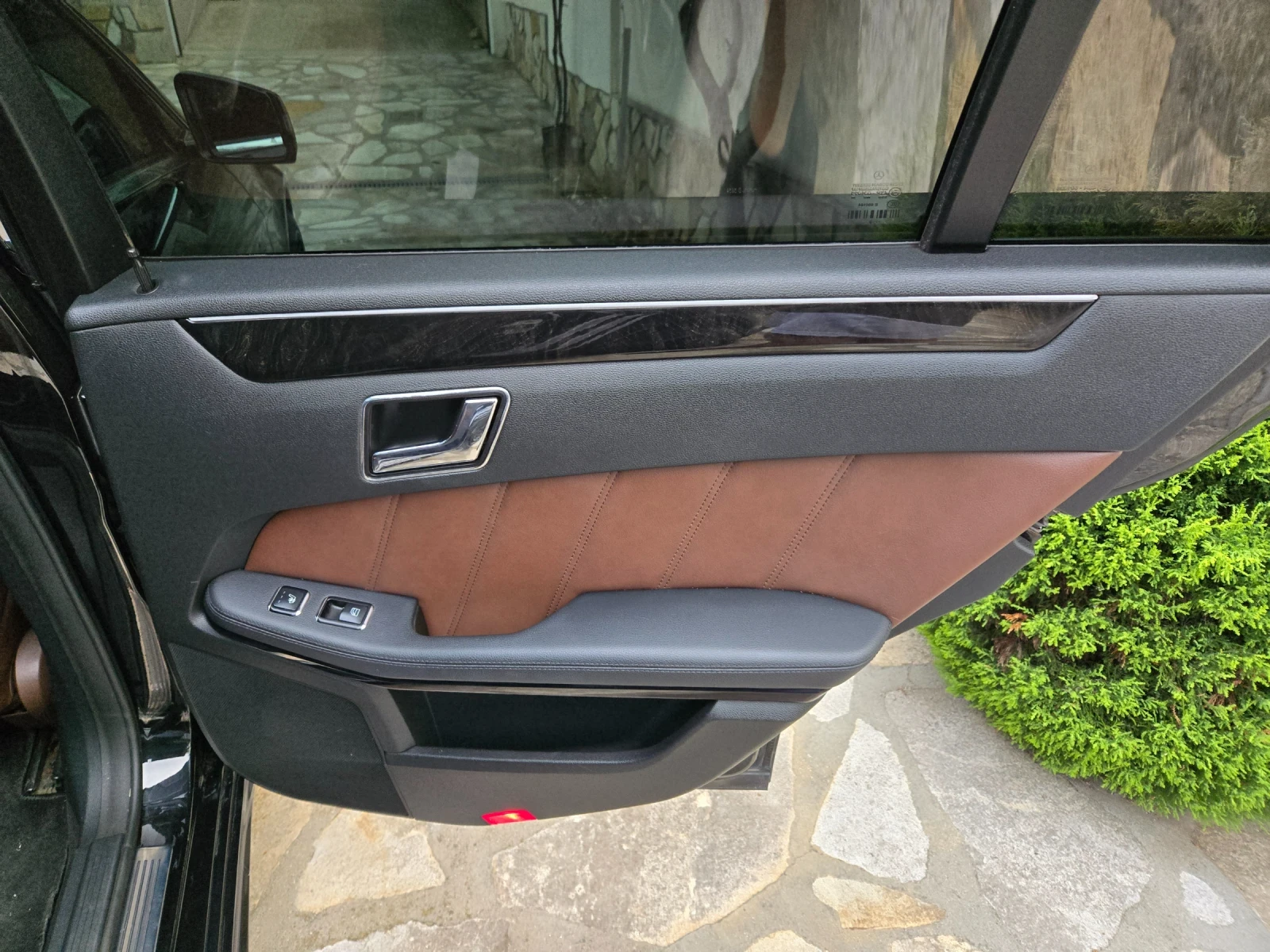 Mercedes-Benz E 500 W212 5.5 AMG 4matic  - изображение 9