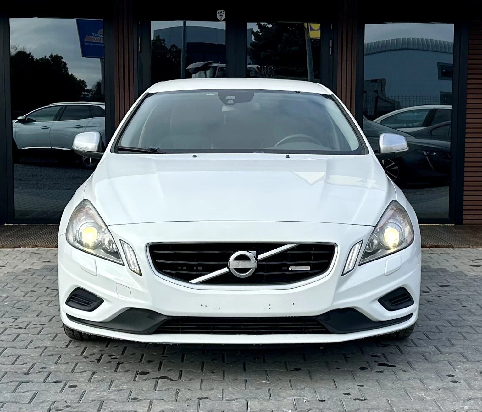 Volvo V60 2.0D R-Design  - изображение 2