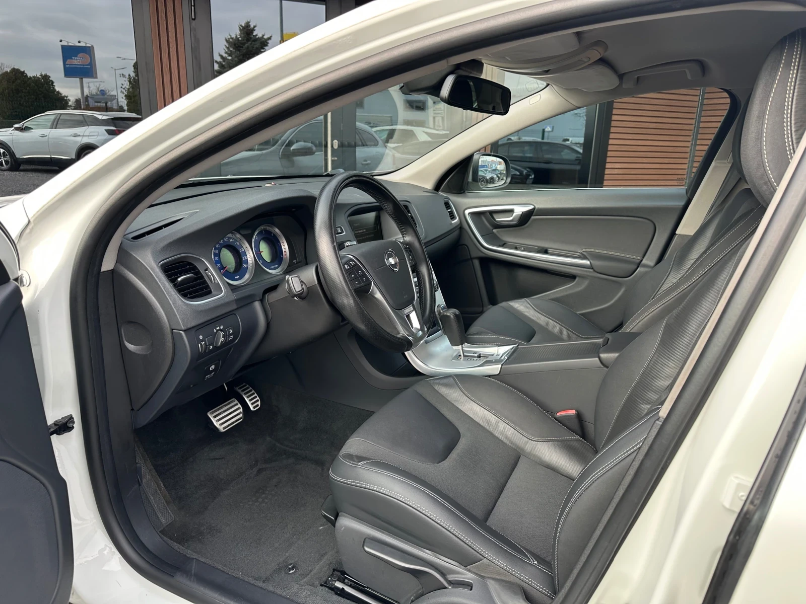 Volvo V60 2.0D R-Design  - изображение 7