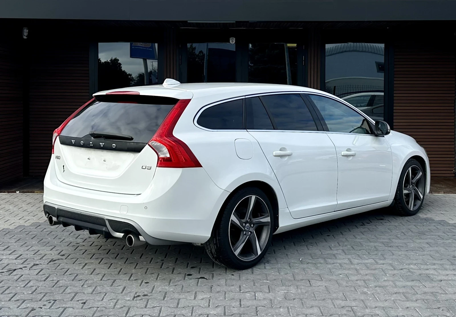 Volvo V60 2.0D R-Design  - изображение 5
