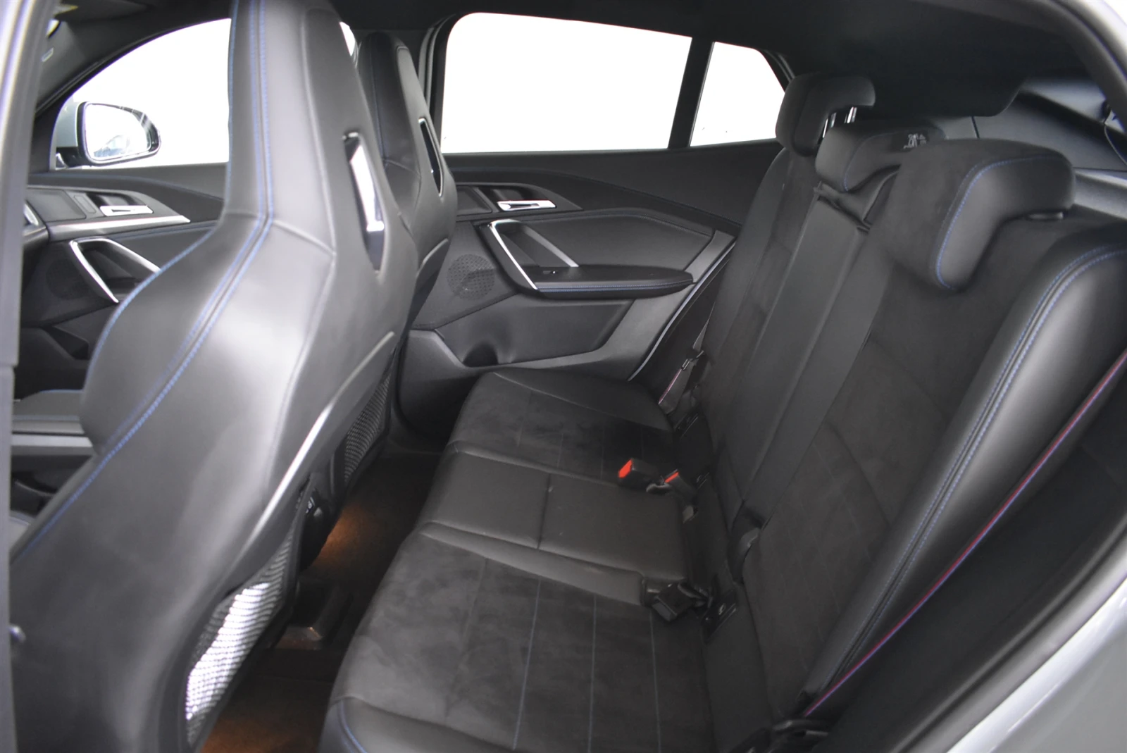 BMW iX2 xDrive30 - изображение 8