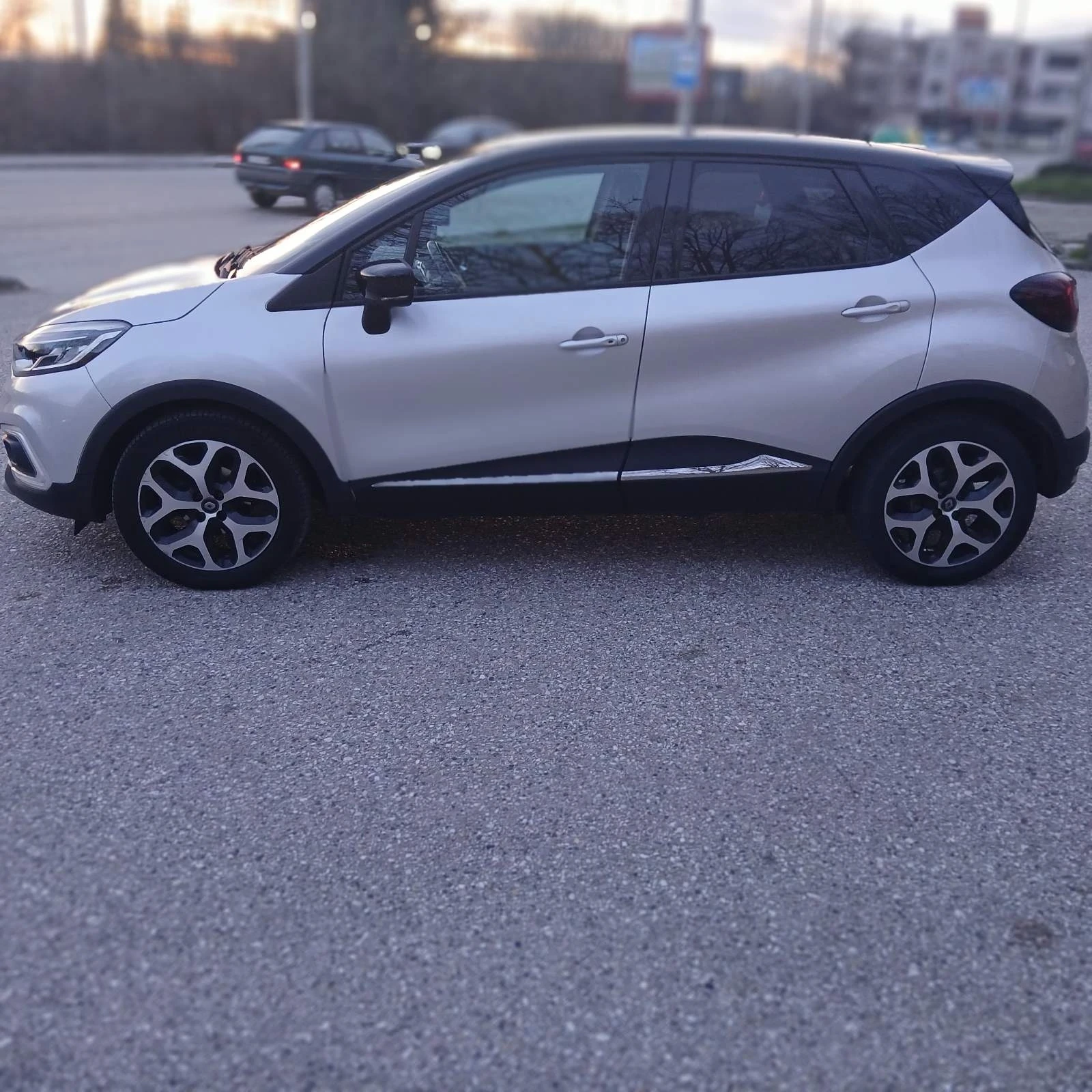 Renault Captur, снимка 4 - Автомобили и джипове - 54664488