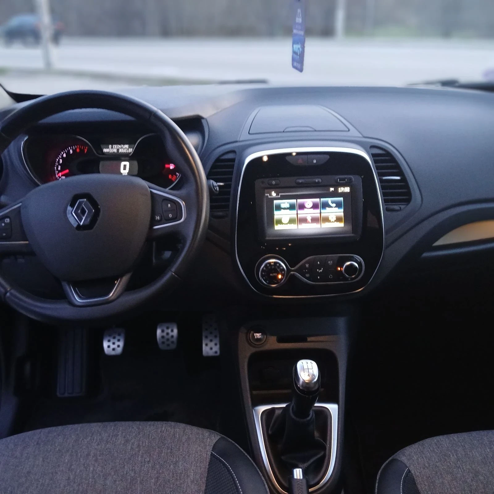 Renault Captur, снимка 13 - Автомобили и джипове - 54664488