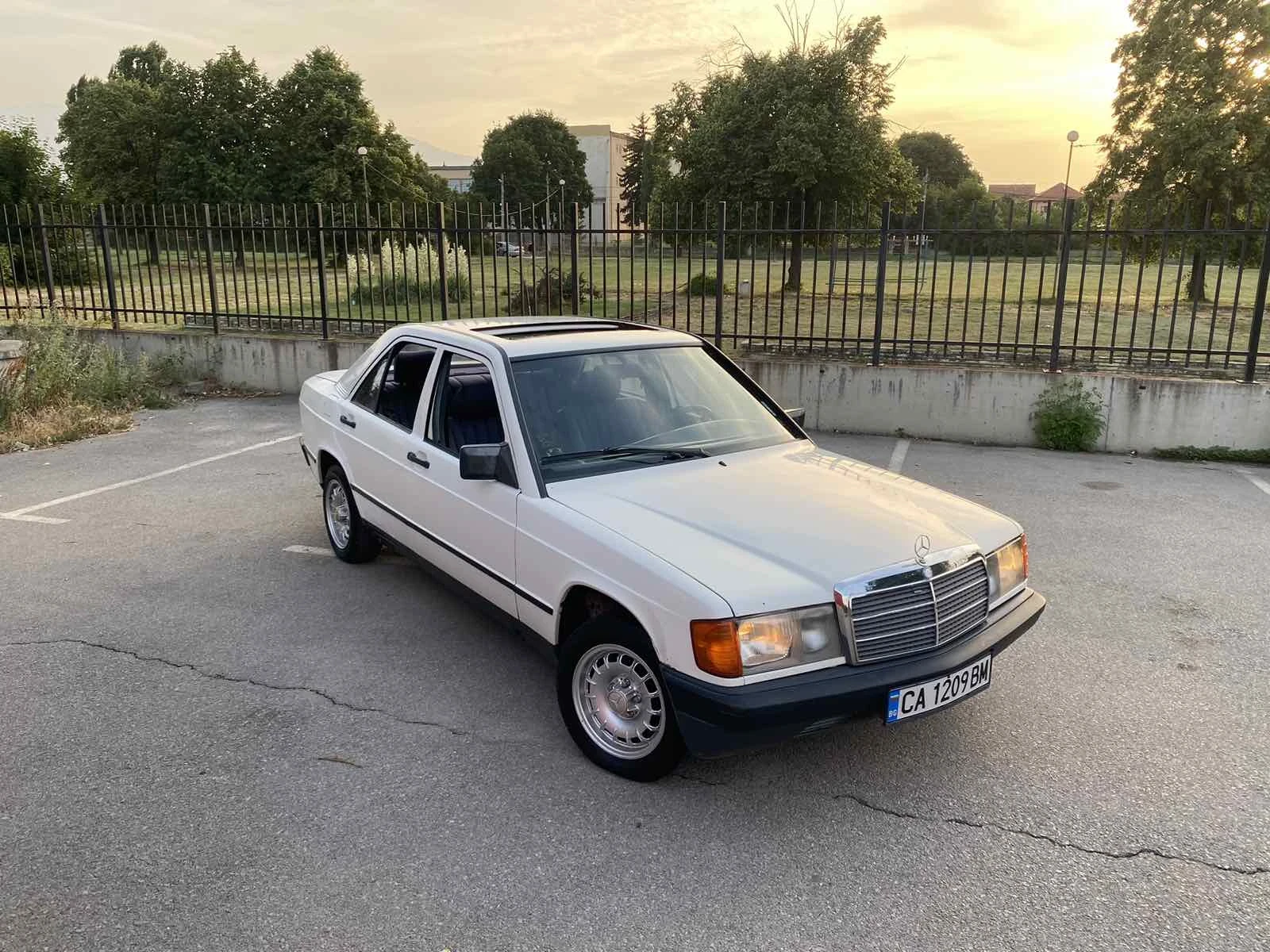 Mercedes-Benz 190, снимка 4 - Автомобили и джипове - 54673885