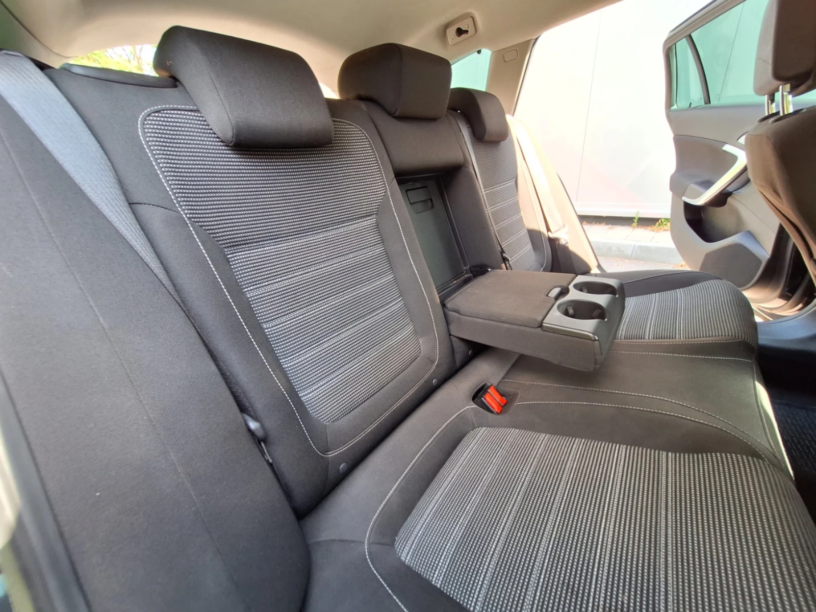 Opel Insignia Sports Tourer, снимка 14 - Автомобили и джипове - 55431387