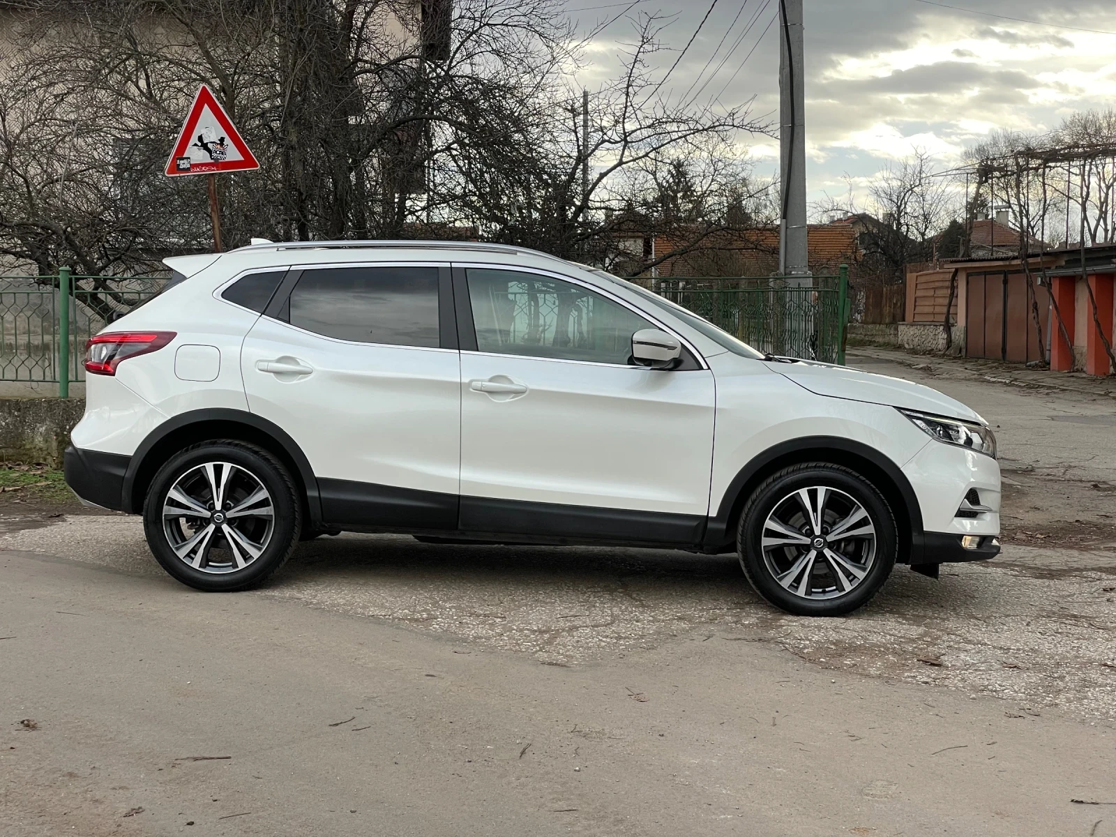 Nissan Qashqai 1.5dci* N-connecta* , снимка 4 - Автомобили и джипове - 53916306