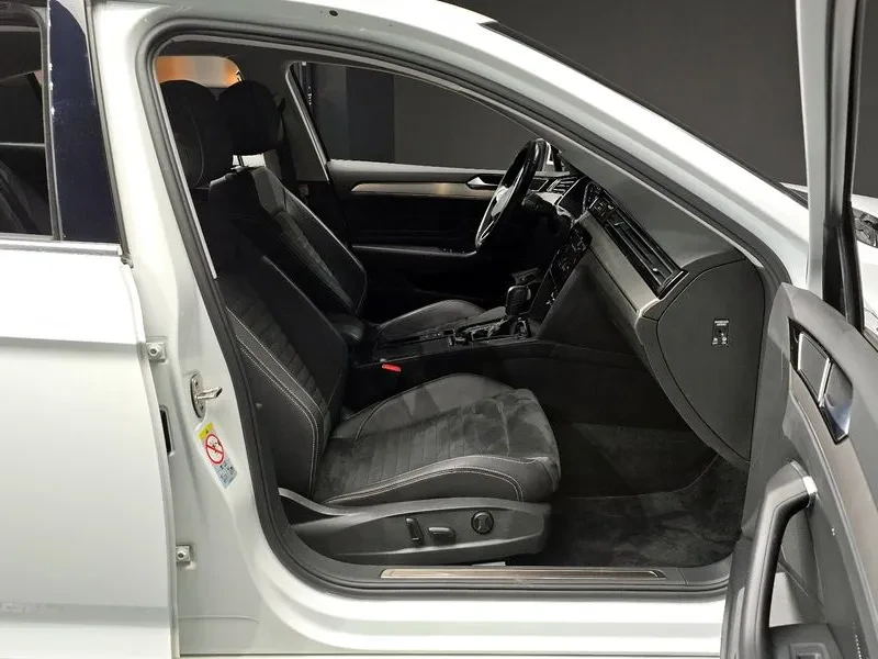 VW Passat 2.0 Tdi Premium/ Алкантара седалки/ 89к км., снимка 11 - Автомобили и джипове - 56515698