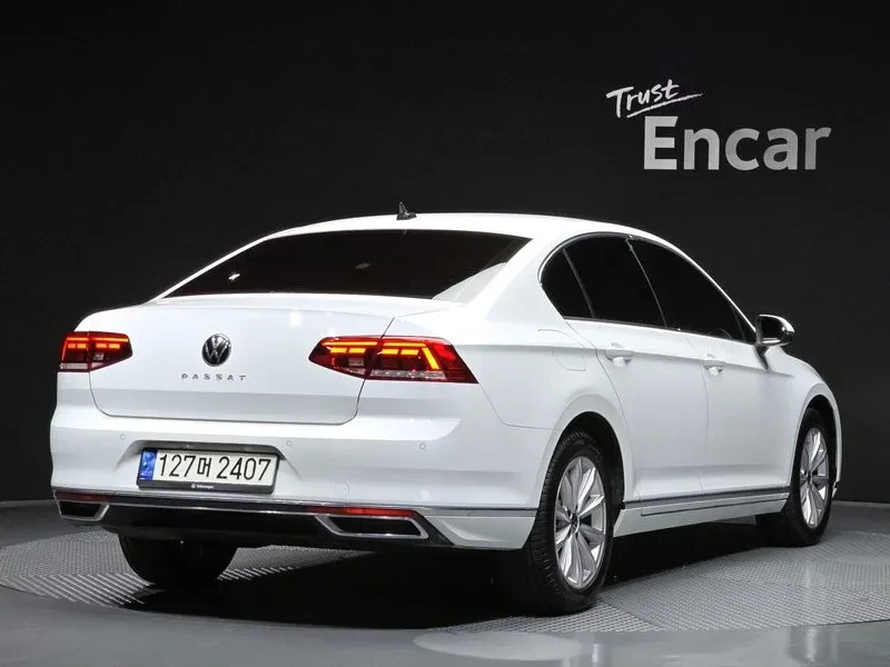 VW Passat 2.0 Tdi Premium/ Алкантара седалки/ 89к км., снимка 2 - Автомобили и джипове - 56515698