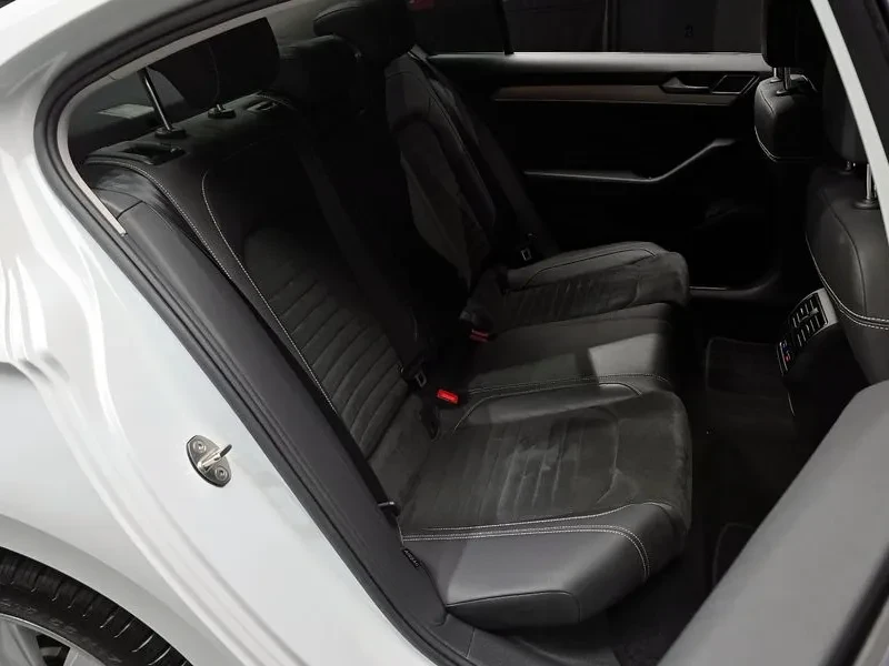 VW Passat 2.0 Tdi Premium/ Алкантара седалки/ 89к км., снимка 12 - Автомобили и джипове - 56515698