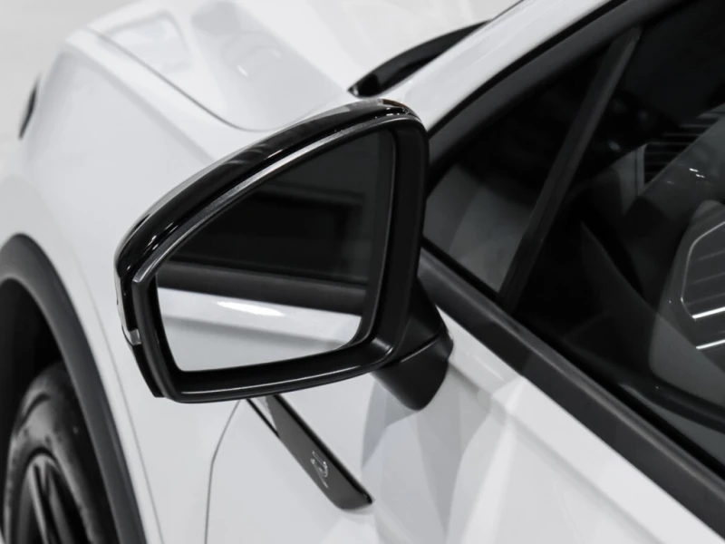 VW Tiguan * Comfortline R Line Black Edition / 4Motion / App, снимка 12 - Автомобили и джипове - 52848503