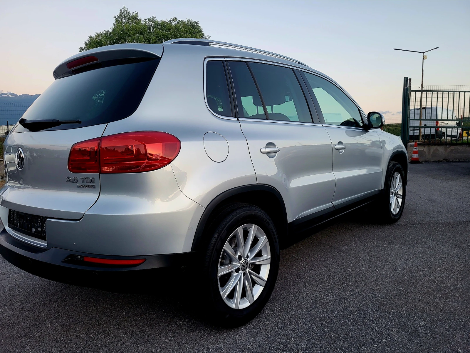 VW Tiguan 2.0TDI, снимка 5 - Автомобили и джипове - 54974786
