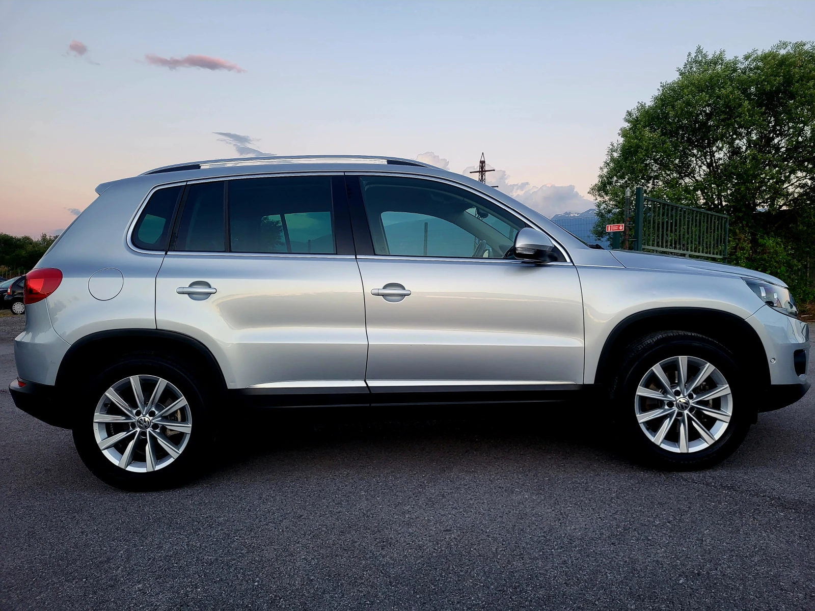 VW Tiguan 2.0TDI, снимка 4 - Автомобили и джипове - 54974786