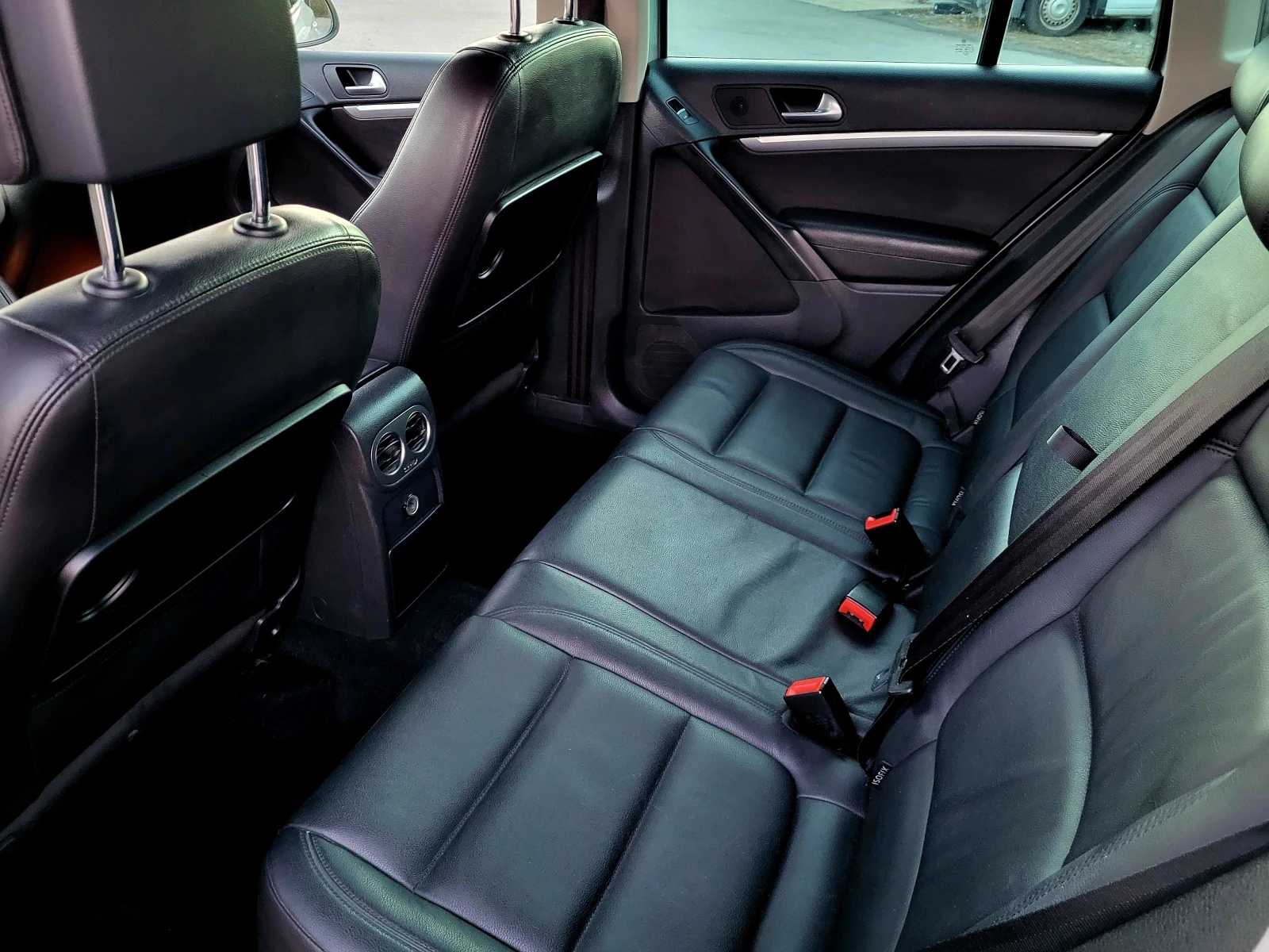 VW Tiguan 2.0TDI, снимка 11 - Автомобили и джипове - 54974786