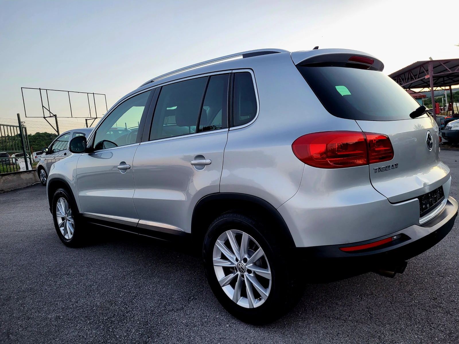 VW Tiguan 2.0TDI, снимка 7 - Автомобили и джипове - 54974786
