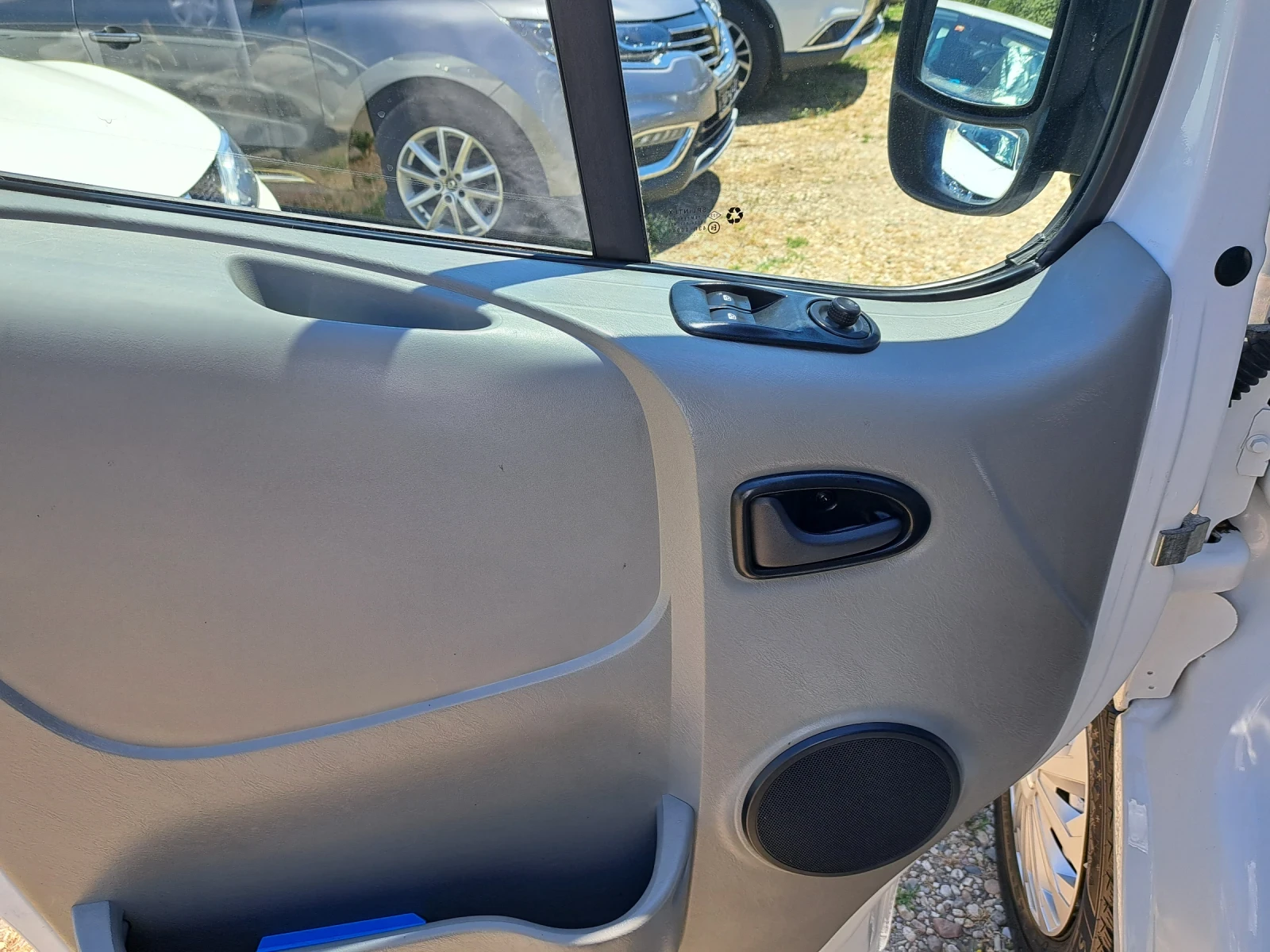 Renault Trafic 2.0 DCI, снимка 10 - Бусове и автобуси - 55067584