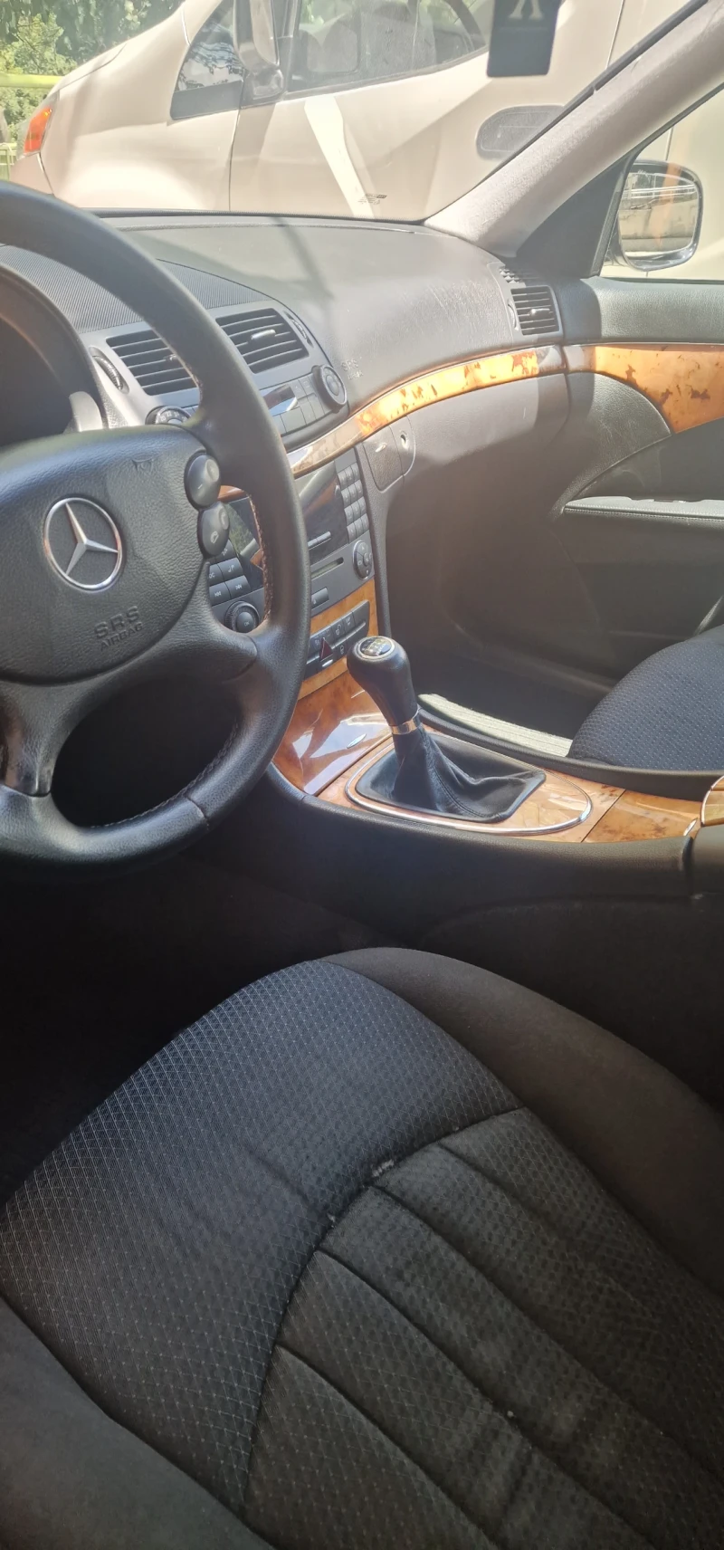 Mercedes-Benz E 220, снимка 4 - Автомобили и джипове - 52574691