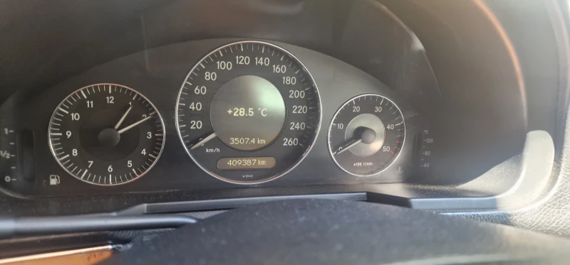 Mercedes-Benz E 220, снимка 7 - Автомобили и джипове - 52574691