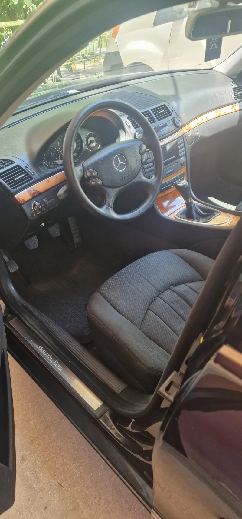 Mercedes-Benz E 220, снимка 8 - Автомобили и джипове - 52574691