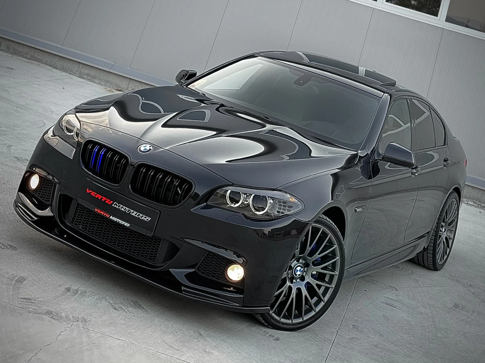 BMW 535 D/ M PERFORMANCE/ 8ZF/ CARBON/ VACUUM/ 360 CAM, снимка 2 - Автомобили и джипове - 54346759