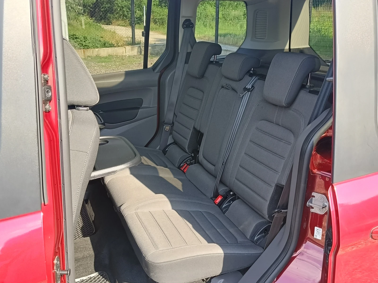 Ford Connect 1.5Tdci Панорама* Автомат, снимка 11 - Автомобили и джипове - 55075272
