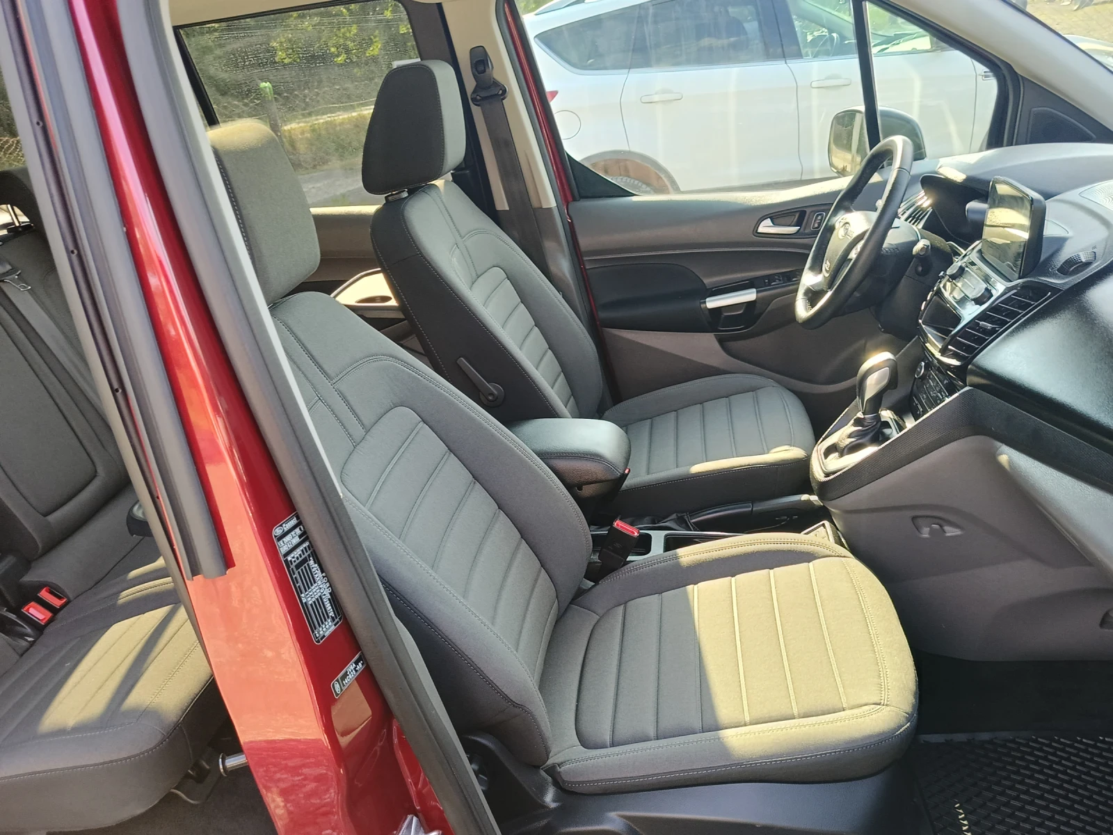Ford Connect 1.5Tdci Панорама* Автомат, снимка 13 - Автомобили и джипове - 55075272