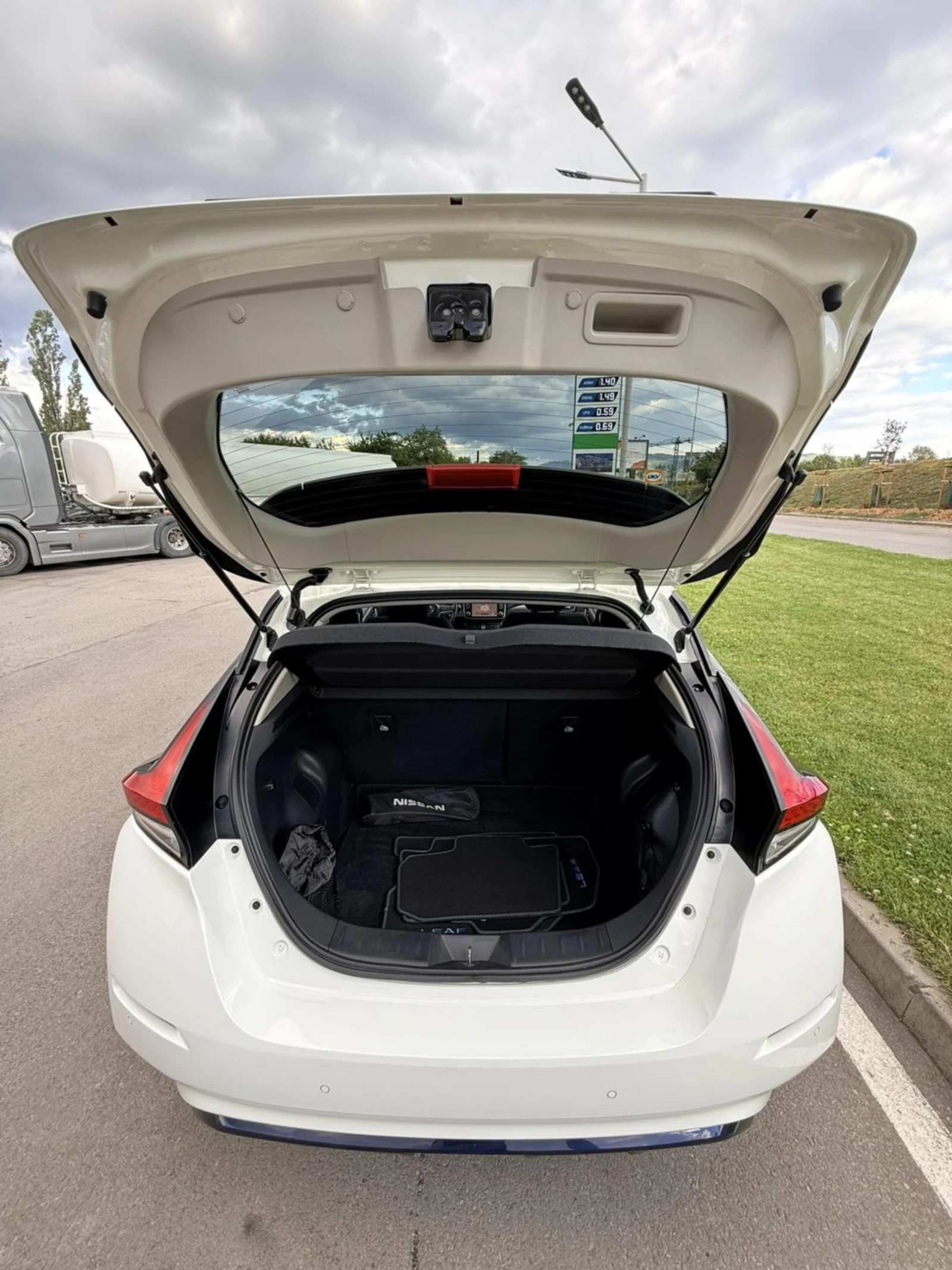Nissan Leaf  ЕЛЕКТРИЧЕСКИ/40kWh, снимка 10 - Автомобили и джипове - 55270414
