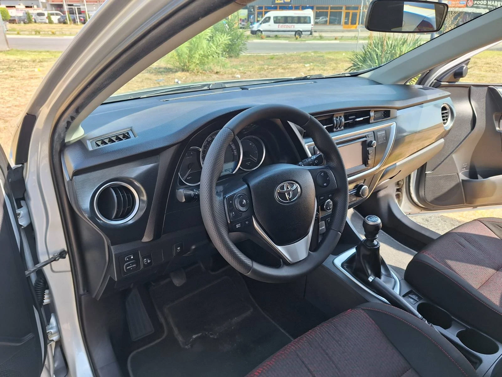 Toyota Auris 2.0d4d/Нави-Камера-Ксенон-6ск* , снимка 12 - Автомобили и джипове - 55650725