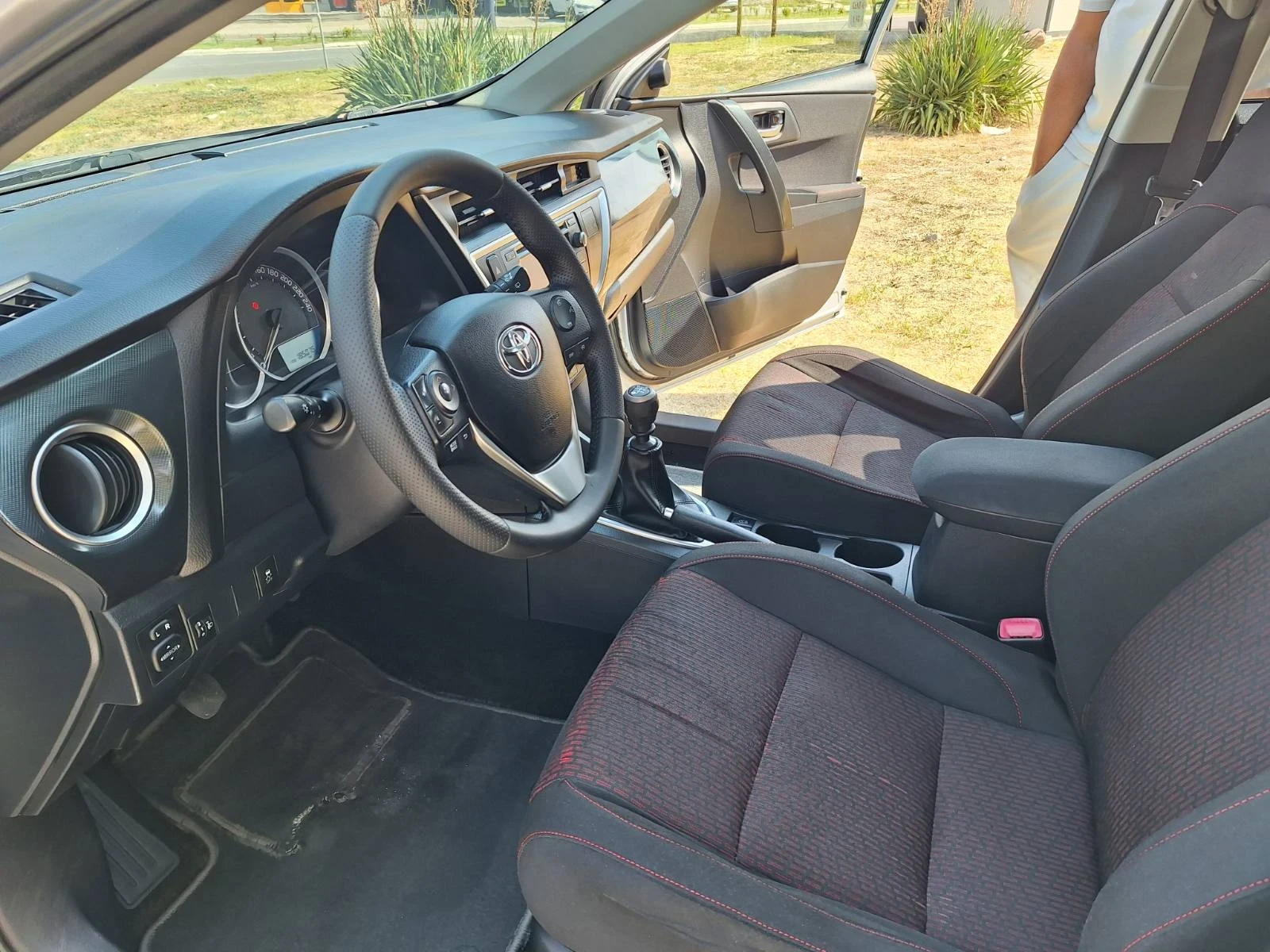 Toyota Auris 2.0d4d/Нави-Камера-Ксенон-6ск* , снимка 14 - Автомобили и джипове - 55650725
