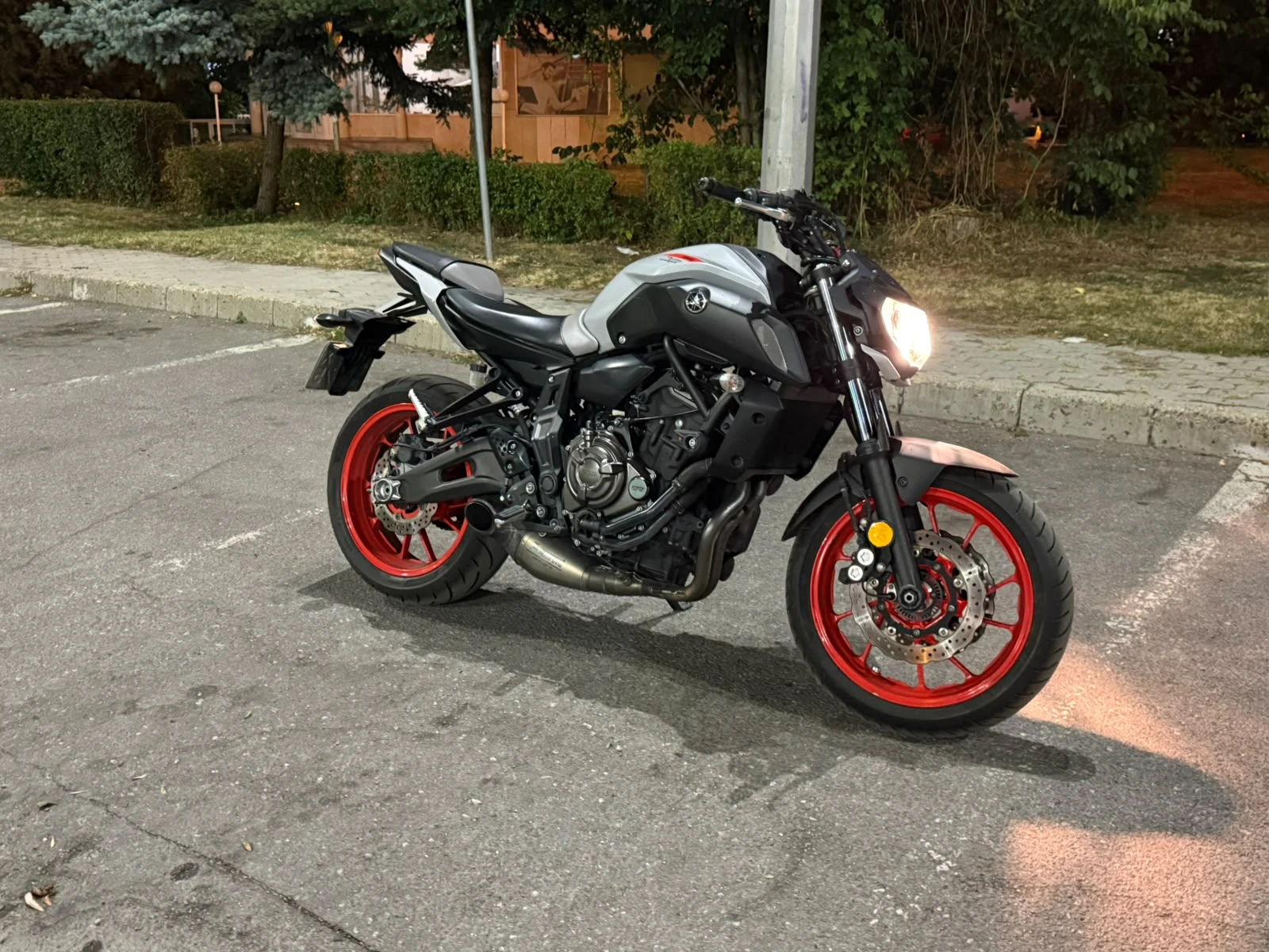 Yamaha Mt-07 AKPAPOVIC + QUADLOCK
