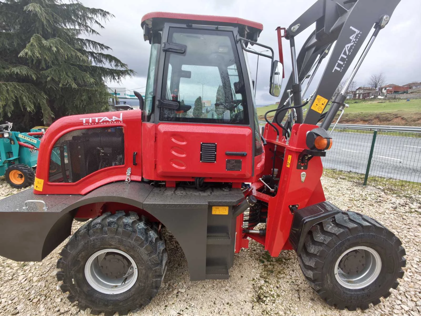 Челен товарач Komatsu НОВИ 1600кг със вилици, снимка 2 - Индустриална техника - 53452680