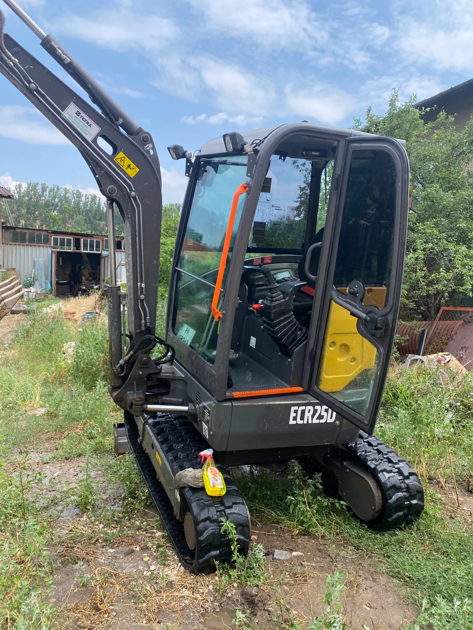 Багер Volvo ECR25D
