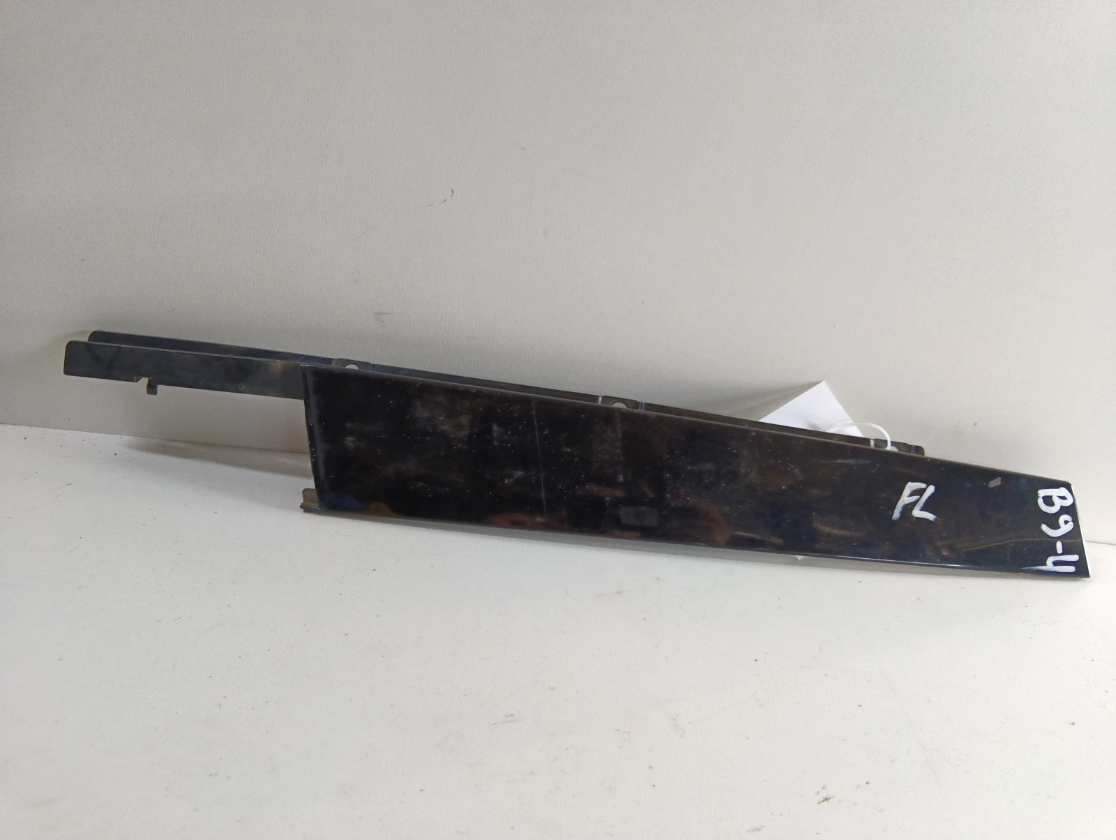 лайсна за (предна лява врата) 8W0837901 Audi A4