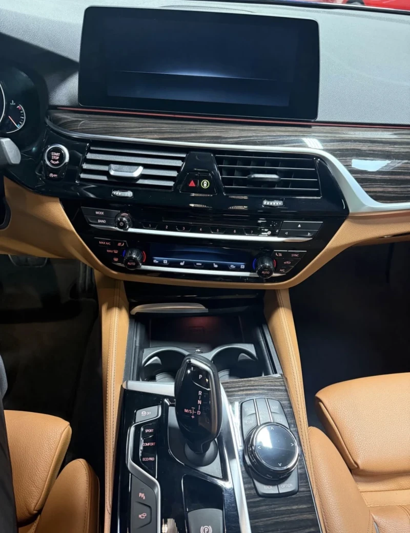 BMW 530 M ПАКЕТ * HEAD UP * BLIND SPOT * HARMON * 360 КАМ , снимка 8 - Автомобили и джипове - 53469893