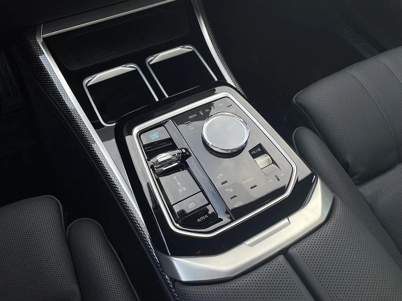 BMW i7 M60 xDrive = Shadow Line =  | Mobile.bg   11