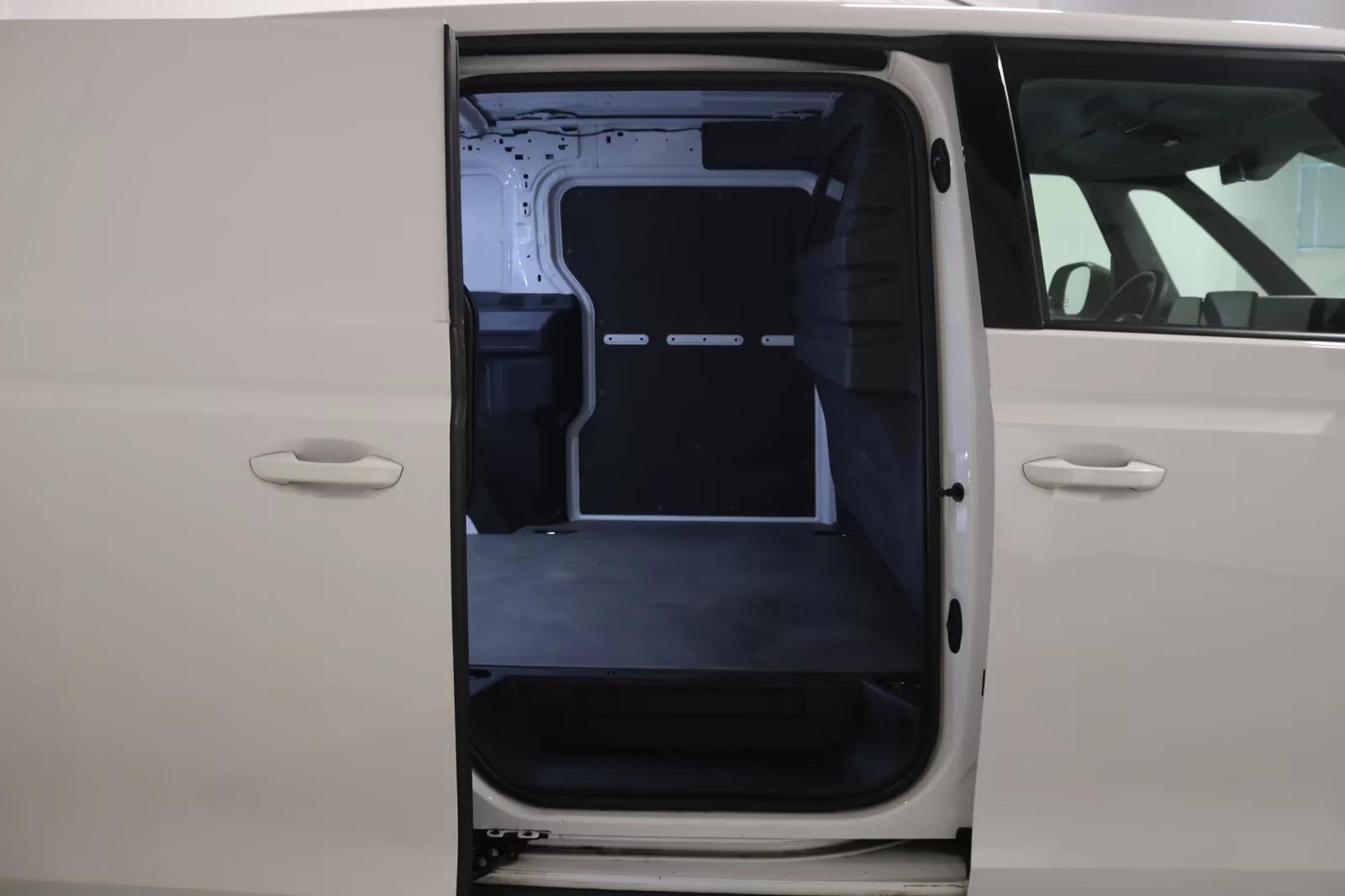 VW ID.Buzz CARGO/204HP/CAM/NAVI/LED/251z, снимка 16 - Автомобили и джипове - 54069805