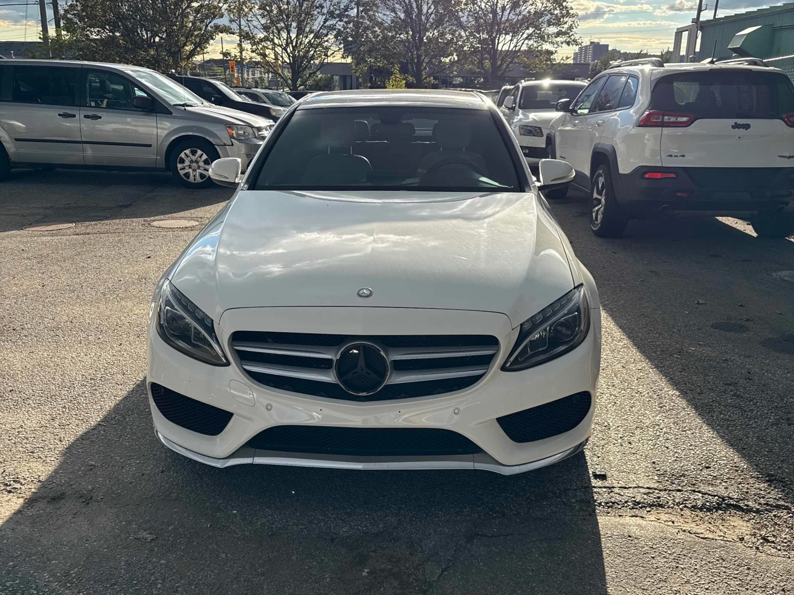 Mercedes-Benz C 400 4MATIC | CARFAX | АВТОКРЕДИТ БЕЗ ПЪРВОНАЧАЛНА, снимка 2 - Автомобили и джипове - 55978813