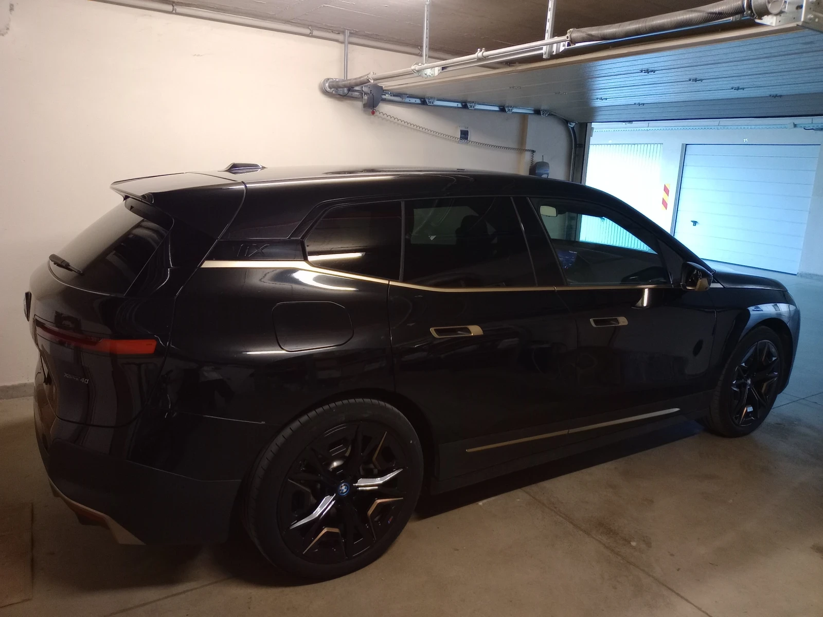 BMW iX 40, снимка 3 - Автомобили и джипове - 56025177